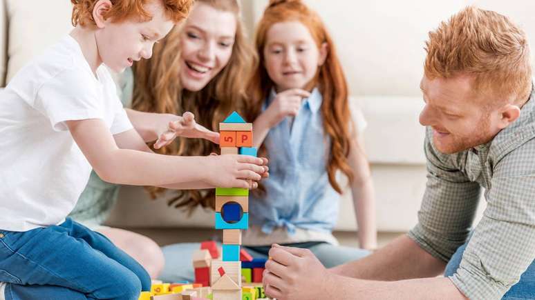 A presen&ccedil;a ativa de pais, respons&aacute;veis e educadores pode ajudar a definir limites de tempo de tela, escolher conte&uacute;dos adequados &agrave; faixa et&aacute;ria e incentivar uma rela&ccedil;&atilde;o mais cr&iacute;tica com a tecnologia &ndash; depositphotos.com / ArturVerkhovetskiy