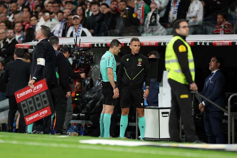 &Aacute;rbitro Jose Maria Sanchez Martinez olha o monitor do VAR durante partida entre Real Madrid e Athletic Bilbao &ndash;