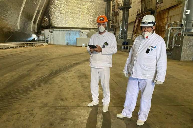 Doroshenko (esq.) trabalha na usina nuclear de Chernobyl h&aacute; 12 anos