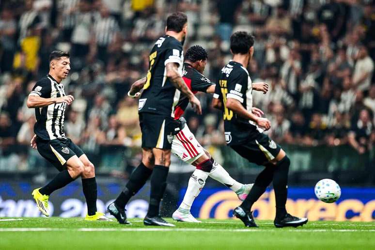 பிரேசிலிரோவில், ஃபிளமெங்கோவிடம் அட்லெடிகோ அவமானகரமான தோல்வியை சந்திக்கிறது -