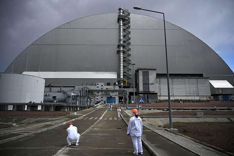 O reator 4 est&aacute; coberto pelo Novo Confinamento Seguro, um domo de a&ccedil;o projetado para durar 100 anos