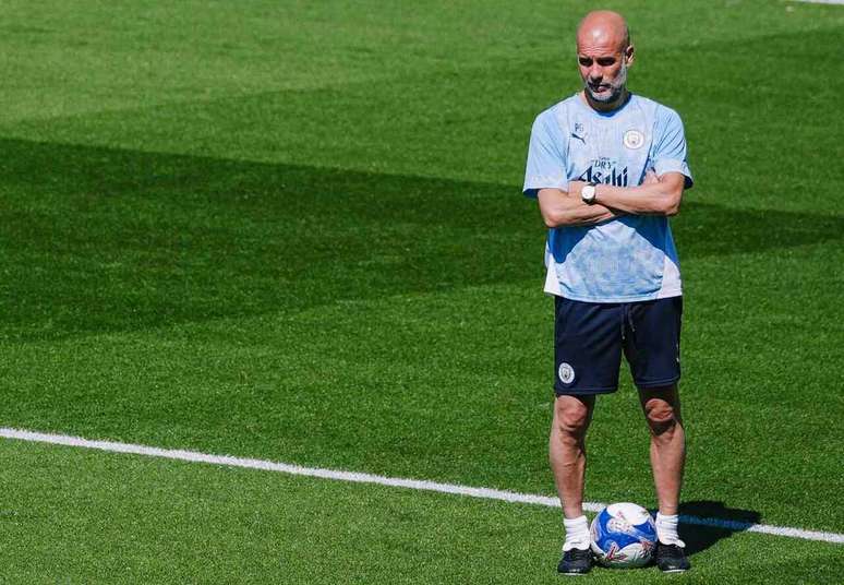 Guardiola durante treinamento do City em meio &agrave; fase decisiva na temporada &ndash;