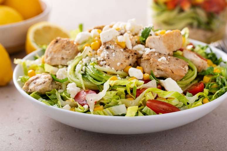 Salada saud&aacute;vel de frango grelhado 