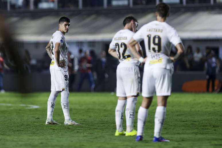 Time santista empatu em 1 a 1 diante do Deportivo Recoleta na &uacute;ltima partida da Copa Sul-Americana. No momento, a equipe &eacute; a &uacute;ltima colocada do grupo D com apenas um ponto conquistado at&eacute; aqui, por isso, precisa de uma vit&oacute;ria diante do l&iacute;der San Lorenzo para se recuperar na competi&ccedil;&atilde;o e ainda sonhr com uma classifica&ccedil;&atilde;o 