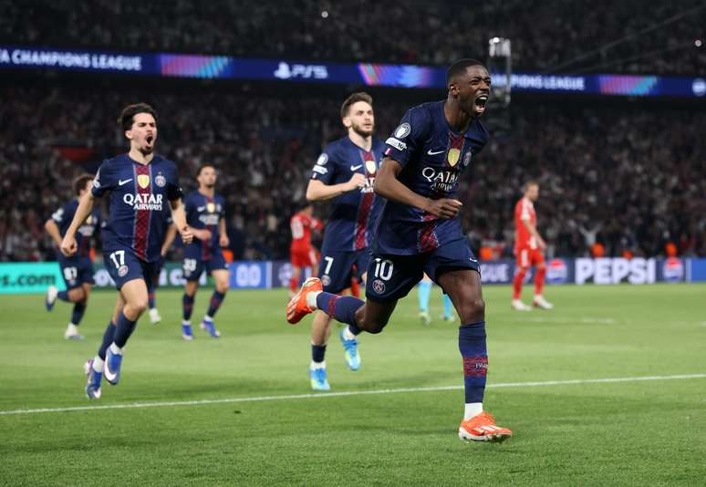 Demb&eacute;l&eacute; comemorando o terceiro gol 