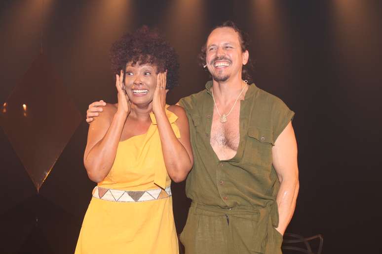 Isabel Fillardis e Well Aguiar ficam noivos ap&oacute;s pe&ccedil;a de teatro no Rio