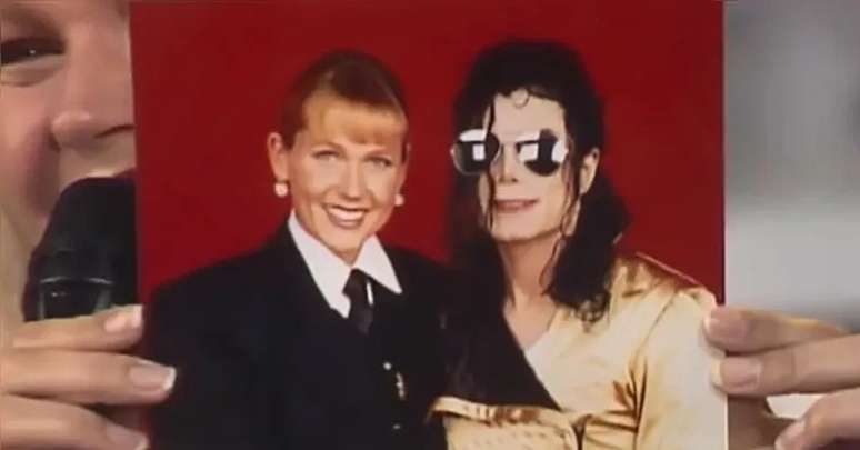 Xuxa mostrando na TV sua foto de um encontro com Michael Jackson: poderia ter sido a m&atilde;e dos filhos dele