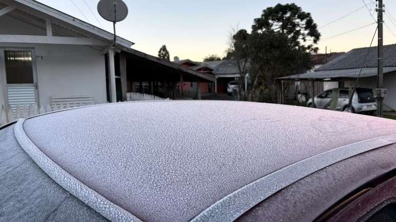Imagem mostra carro coberto por fina camada de gelo em Urupema, , conhecida como a "Capital Nacional do Frio"