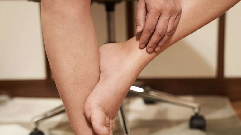 O sangue que chega &agrave;s pernas pelas art&eacute;rias precisa voltar ao cora&ccedil;&atilde;o pelas veias. Esse caminho de volta, chamado retorno venoso, &eacute; naturalmente mais trabalhoso, porque ocorre em sentido oposto &agrave; gravidade &ndash; depositphotos.com / dariakom