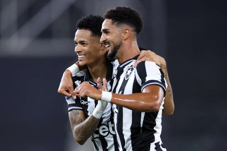 Newton comemorando o terceiro 