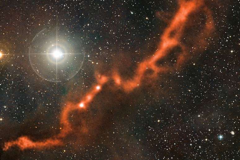 டாரஸ் மூலக்கூறு மேகம் பூமியிலிருந்து 450 ஒளியாண்டுகள் தொலைவில் உள்ள ஒப்பீட்டளவில் நெருங்கிய நட்சத்திரத்தை உருவாக்கும் பகுதி மற்றும் பல வானியல் கண்டுபிடிப்புகளின் தளமாகும். ஐரோப்பிய தெற்கு கண்காணிப்பகம்