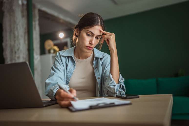 Falta de foco, esquecimentos frequentes ou sensa&ccedil;&atilde;o de mente &ldquo;confusa&rdquo; tamb&eacute;m podem estar ligados ao excesso de estresse ou ansiedade 