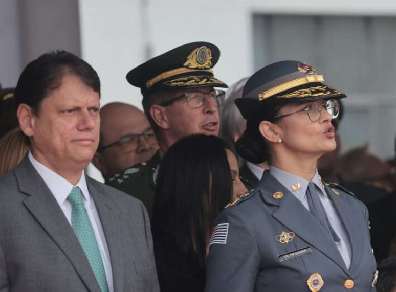 A coronel Glauce Cavalli e o governador Tarc&iacute;sio de Freitas. Ao fundo, o general Carmona, comandante do Sudeste