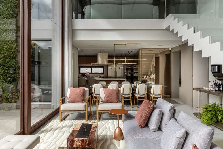 A altern&acirc;ncia entre superf&iacute;cies lisas e texturizadas ajuda a organizar o ambiente Projeto: Meneghisso & Pasquotto Arquitetura |