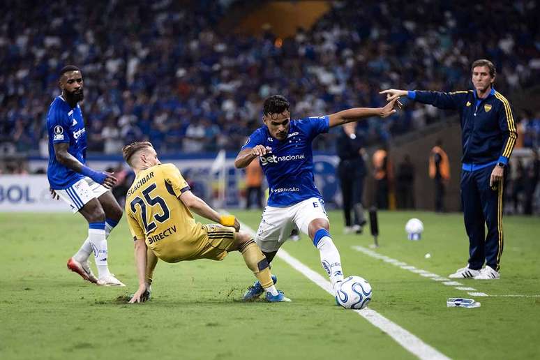 O lateral Kaiki Bruno consegue escapar da marca&ccedil;&atilde;o de Ascacibar no duelo entre Cruzeiro e Boca Juniors, nesta ter&ccedil;a-feira, no Mineir&atilde;o. Mas no fim deu a Raposa.&nbsp;