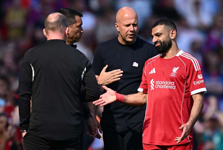 Salah sendo substitu&iacute;do ap&oacute;s sentir incomodo na vit&oacute;ria sobre o Crystal Palace 