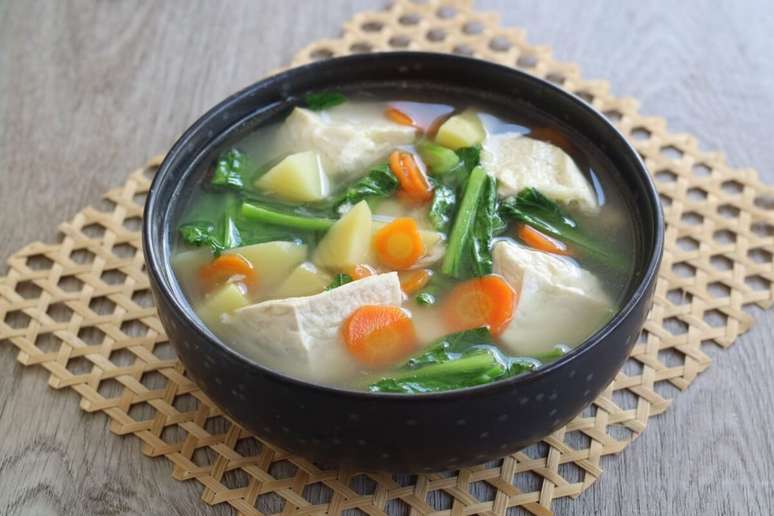 Sopa de vegetais com tofu 