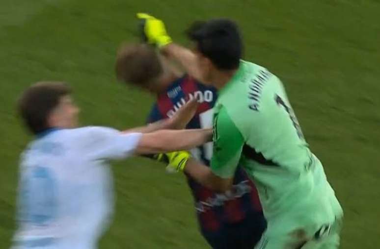 Reprodu&ccedil;&atilde;o de V&iacute;deo - Legenda: Andrada, goleiro do Zaragoza, foi punido com 13 jogos de suspens&atilde;o por agredir Jorge Pulido, do Huesca