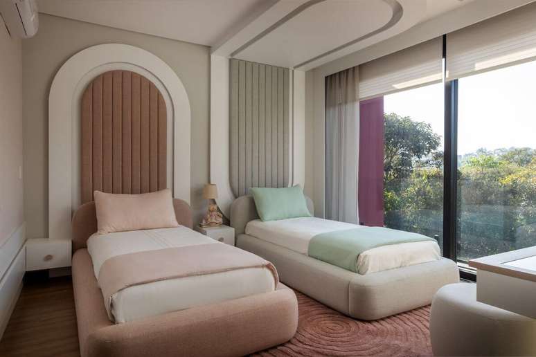 A escolha das texturas para o quarto tem impacto direto na sensa&ccedil;&atilde;o de conforto Projeto: Meneghisso & Pasquotto Arquitetura |