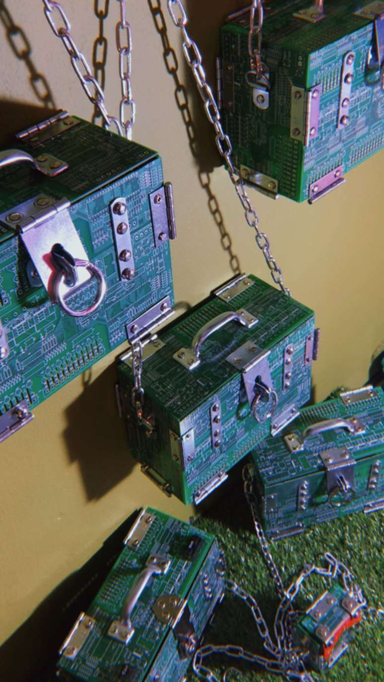 Bolsas feitas com placas eletr&ocirc;nicas