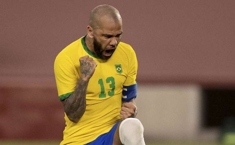 O lateral Daniel Alves sofreu dissabor de ficar de fora do Mundial