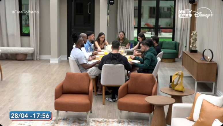 Participantes orando na Casa do Patr&atilde;o