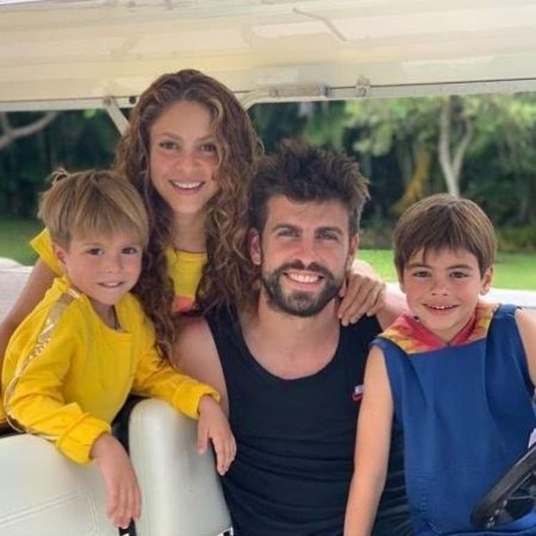 Shakira e Piqu&eacute; com os filhos