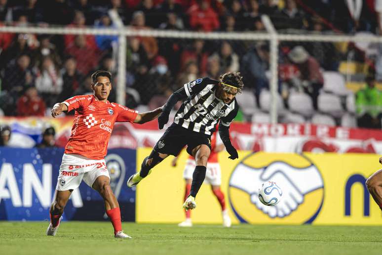 Scarpa tenta o passe. Apoio da torcida esteve muito mal na derrota do Galo para o Cienciano.