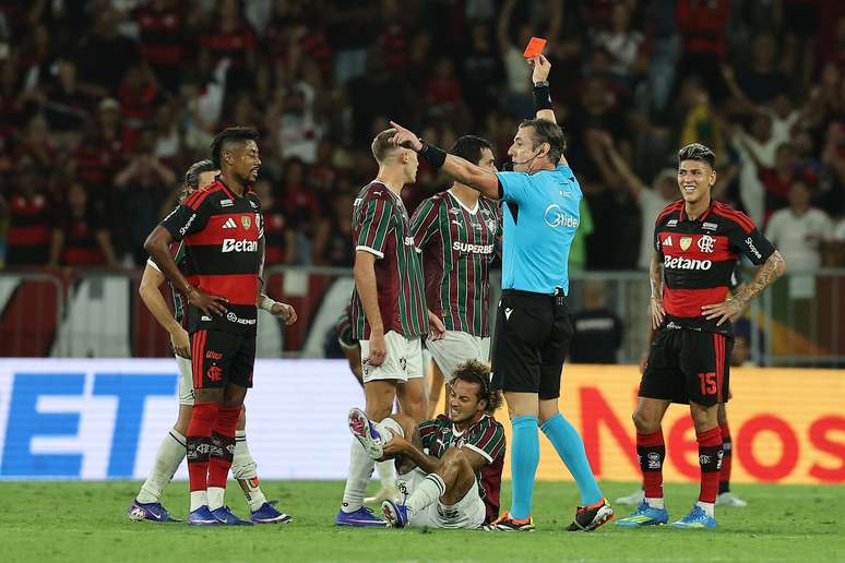 Carrascal sendo expulso no cl&aacute;ssico contra o Fluminense 