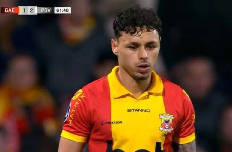 Reprodu&ccedil;&atilde;o de TV - Legenda: Dean James, jogador do Go Ahead Eagles, da Holanda, piv&ocirc; do esc&acirc;ndalo dos passaportes