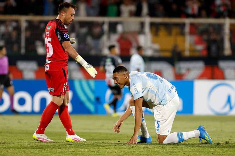 Carlos Vin&iacute;cius perdeu tr&ecirc;s p&ecirc;naltis contra o Palestino &ndash;