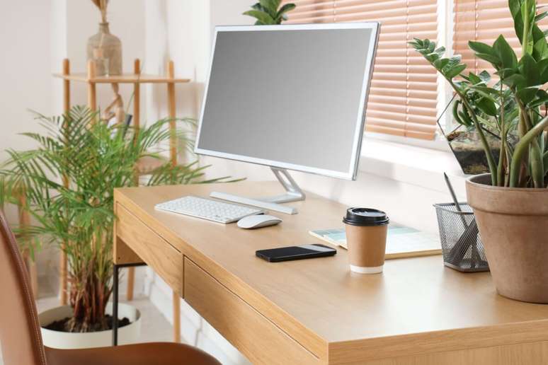 A organiza&ccedil;&atilde;o do espa&ccedil;o, a ilumina&ccedil;&atilde;o adequada e a aus&ecirc;ncia de elementos quebrados tamb&eacute;m contribuem para um ambiente de trabalho mais produtivo 