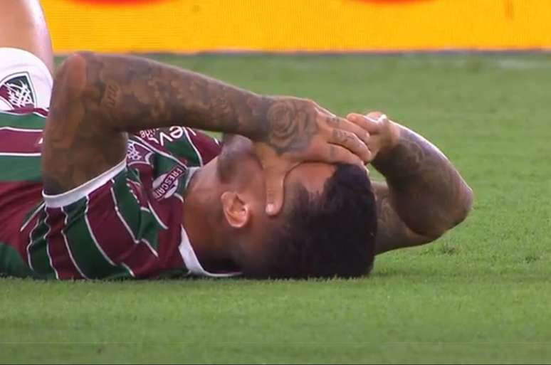 Lucho Acosta se machucou nos minutos iniciais do cl&aacute;ssico com o Flamengo &ndash;