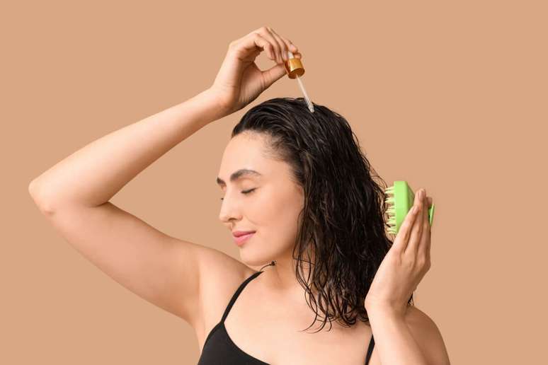 A centella asi&aacute;tica pode ser uma aliada de quem possui cabelos sensibilizados ou quer prevenir danos aos fios 