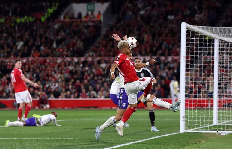 Bola pela na m&atilde;o de Digne, que gerou o p&ecirc;nalti para o Nottingham Forest &ndash;