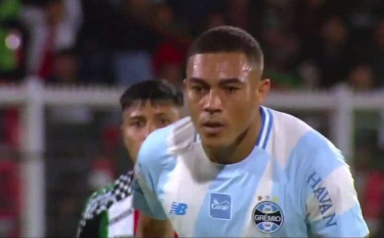 Carlos Vin&iacute;cius durante uma de suas tr&ecirc;s cobran&ccedil;as desperdi&ccedil;adas contra o Palestino, do Chile &ndash;