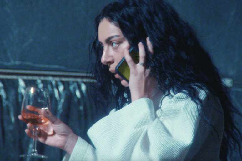 &ldquo;The Moment&rdquo; acompanha uma artista em ascens&atilde;o enfrentando as press&otilde;es psicol&oacute;gicas da ind&uacute;stria musical enquanto se prepara para sua primeira turn&ecirc; em arenas 