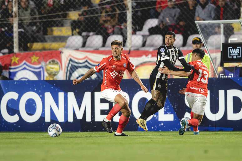 Dudu, bem marcado, nada faz na derrota do Galo para o Cienciano.