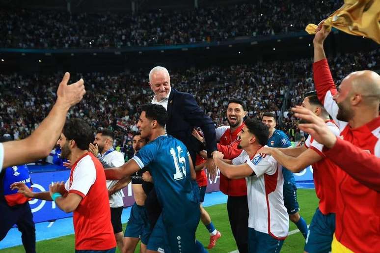 Graham Arnold comnada os Le&otilde;es desde maio de 2025 &ndash;