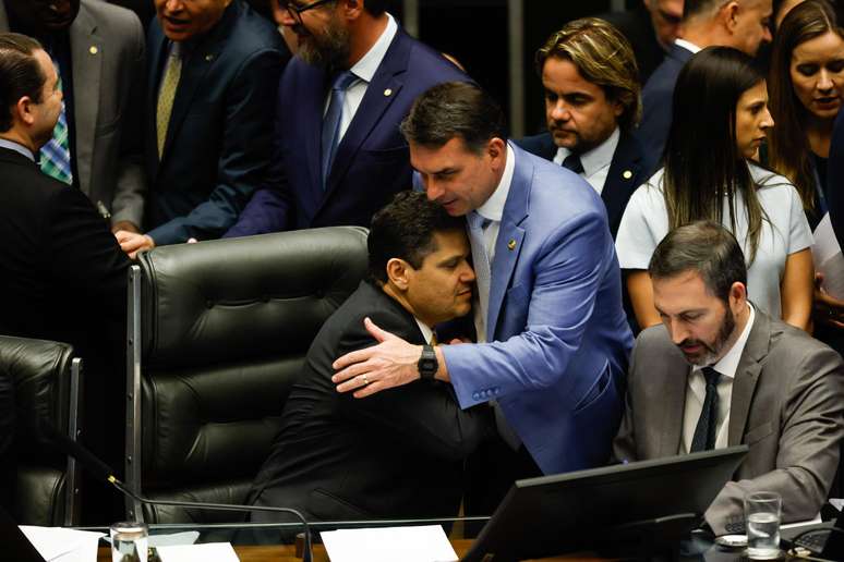 Senador e pr&eacute;-candidato &agrave; Presid&ecirc;ncia da Rep&uacute;blica, Fl&aacute;vio Bolsonaro abra&ccedil;a o presidente do Senado, Davi Alcolumbre (Uni&atilde;o-AP), em vota&ccedil;&atilde;o que derrubou veto de Lula ao PL da Dosimetria