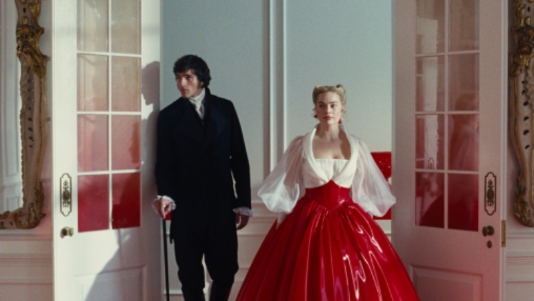 Cena do filme O Morro dos Ventos Uivantes, com Jacob Elordi e Margot Robbie
