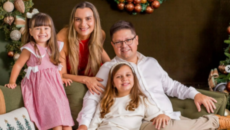 Felipe Drummond, a esposa Fl&aacute;via e as duas filhas