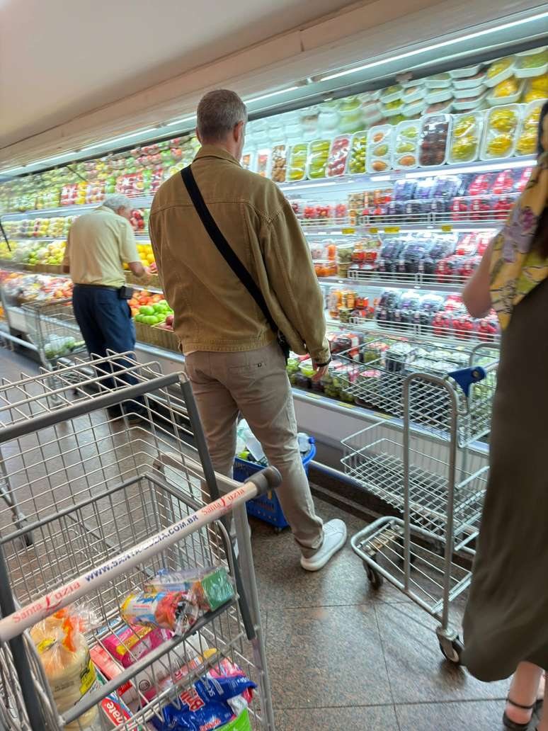 O ator encheu a cestinha com produtos saud&aacute;veis