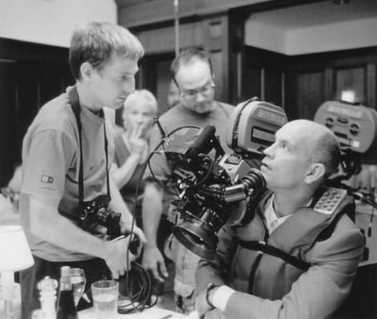 Cineasta Spike Jonze (esq.) com o ator John Malkovich durante a grava&ccedil;&atilde;o do filme &lsquo;Quero Ser John Malkovich&rsquo;, em 1999.