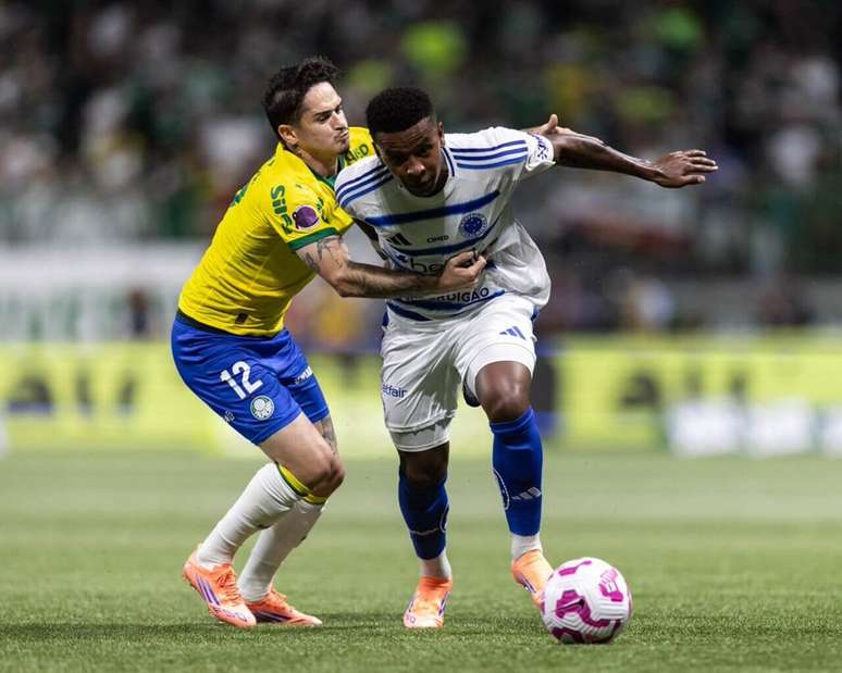 Arroyo &eacute; outro jogador pendurado e que pode trazer dores de cabe&ccedil;a ao treinador Artur Jorge &ndash;