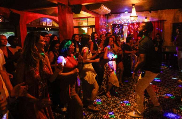 A casa noturna Az&uacute;car, localizada na Vila Madalena, zona oeste de S&atilde;o Paulo. M&uacute;sicas latinas e aulas de dan&ccedil;a comp&otilde;em a noite do local.