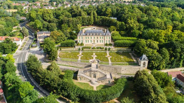 Imagem a&eacute;rea do Castelo de Auvers-sur-Oise, palco da exposi&ccedil;&atilde;o "Van Gogh, Influencer - Heran&ccedil;as em Movimento".