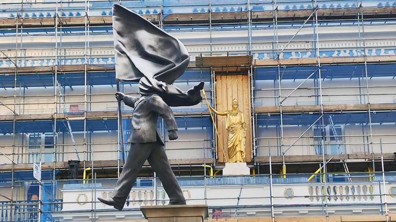 A est&aacute;tua foi colocada em frente a outra est&aacute;tua dourada de Atena na fachada do Athenaeum Club, em Londres