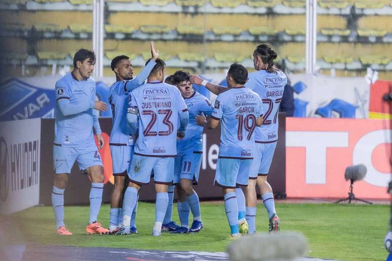 Jogadores do Bol&iacute;var celebram o primeiro dos dois gols de Robson Matheus.