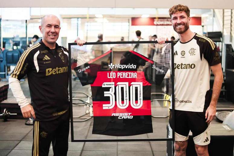 Leonardo Jardim tamb&eacute;m bateu foto com zagueiro L&eacute;o Pereira &ndash;